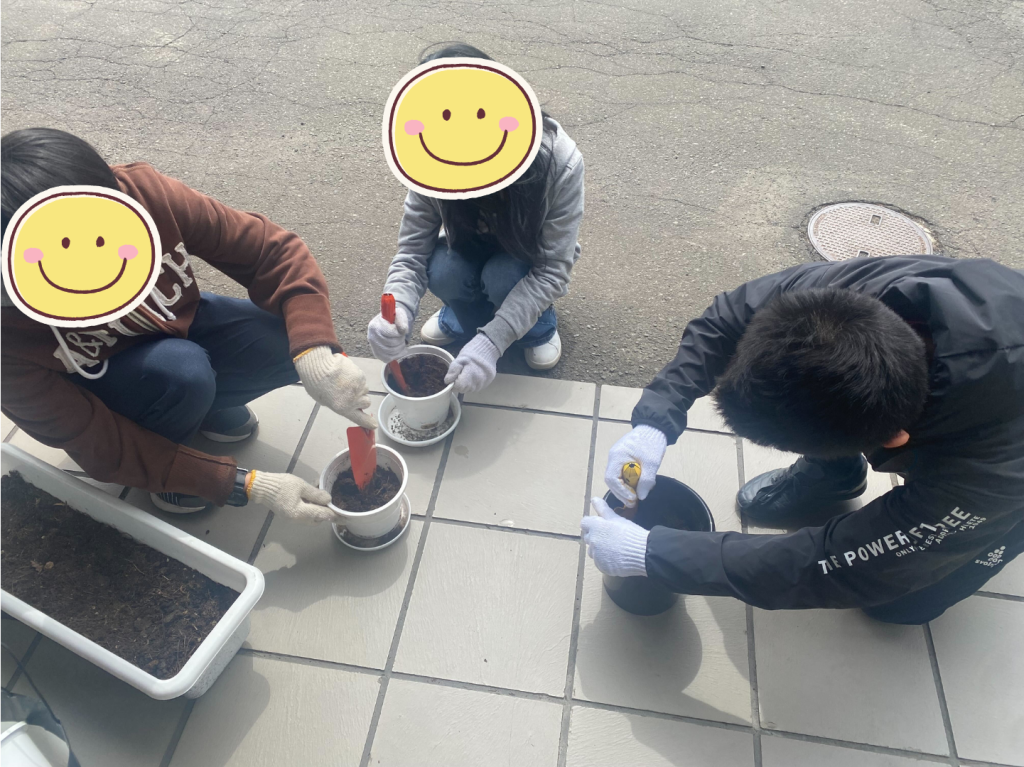 土を混ぜる作業