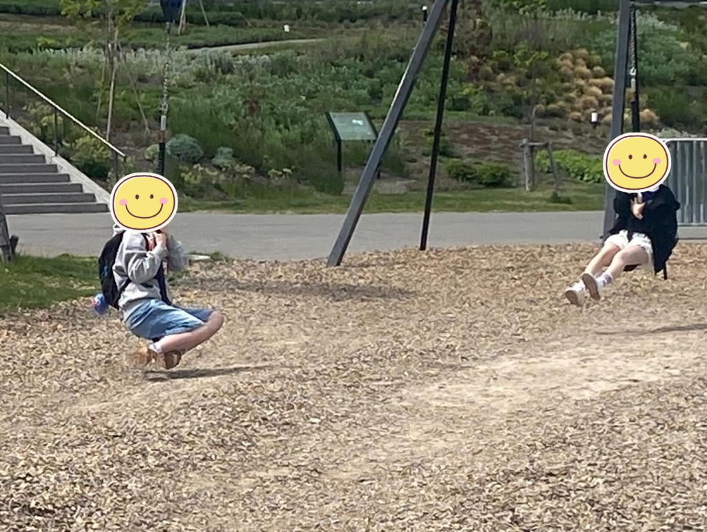 懐かしい遊具に大盛り上がり