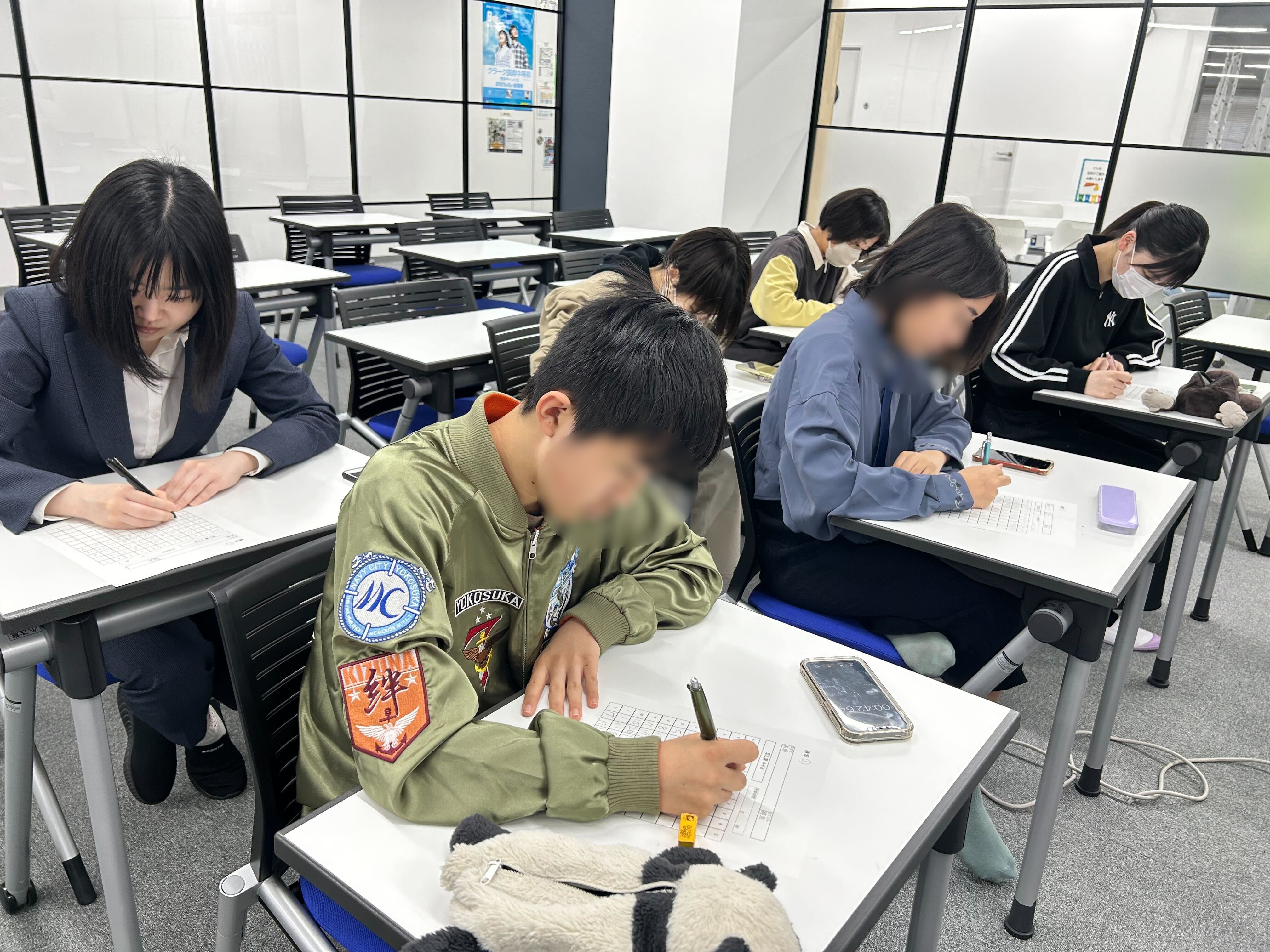 埼玉県所沢市にあるフリースクール、クラーク国際中等部所沢キャンパスで行った二乗マス計算練習の様子