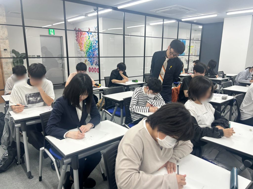 埼玉県所沢市にあるフリースクール、クラーク国際中等部所沢キャンパスで行った、高校生と合同のグループリフレクションの様子