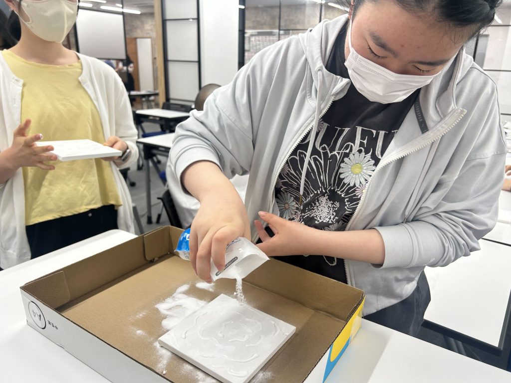 埼玉県所沢市にあるフリースクール、クラーク国際中等部所沢キャンパスで行った重曹アートの様子