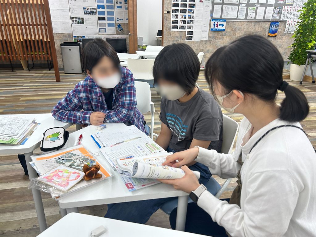 埼玉県所沢市にあるフリースクール、クラーク国際中等部所沢キャンパスでの学習の様子