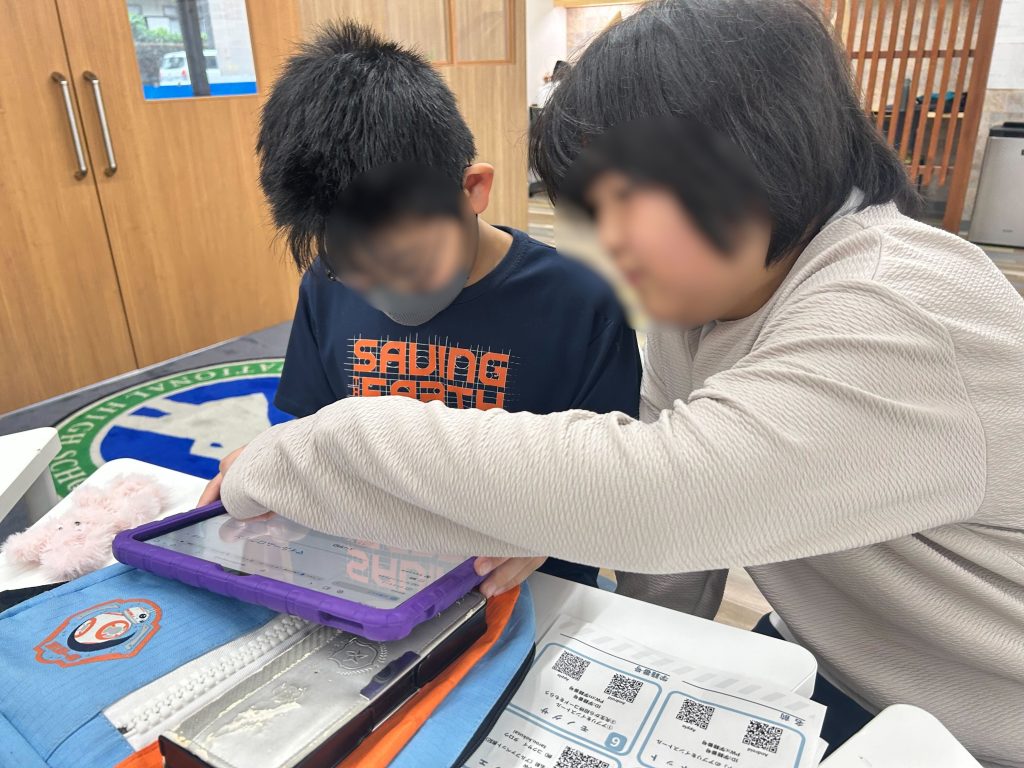 埼玉県所沢市にあるフリースクール、クラーク国際中等部所沢キャンパスでの生徒同士のコミュニケーションの様子