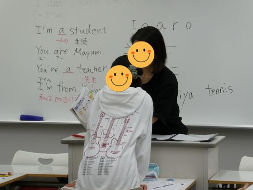 兵庫県にあるフリースクール、クラーク国際中等部芦屋キャンパスの英語の授業の様子