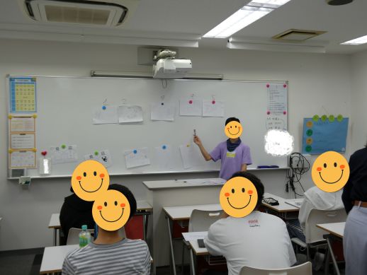 兵庫県にあるフリースクール、クラーク国際中等部芦屋キャンパスの美術の授業の様子