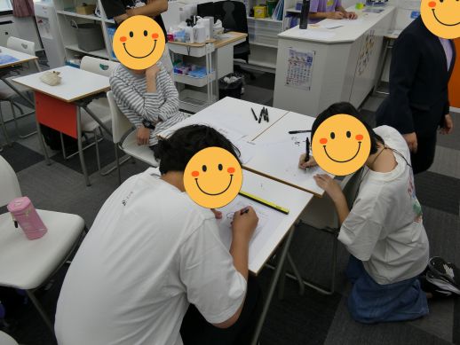 兵庫県にあるフリースクール、クラーク国際中等部芦屋キャンパスの美術の授業の様子