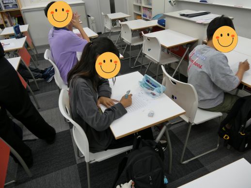 兵庫県にあるフリースクール、クラーク国際中等部芦屋キャンパスの数学の授業の様子
