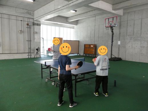 兵庫県にあるフリースクール、クラーク国際中等部芦屋キャンパスの体育の授業の様子