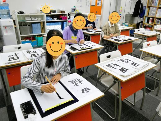 兵庫県にあるフリースクール、クラーク国際中等部芦屋キャンパスの書道の授業の様子