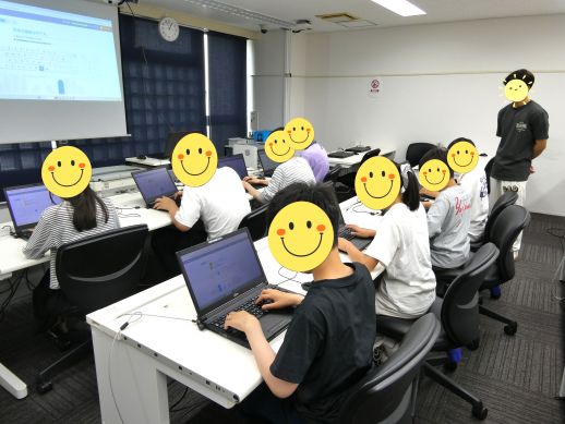 兵庫県にあるフリースクール、クラーク国際中等部芦屋キャンパスのタイピングの授業の様子