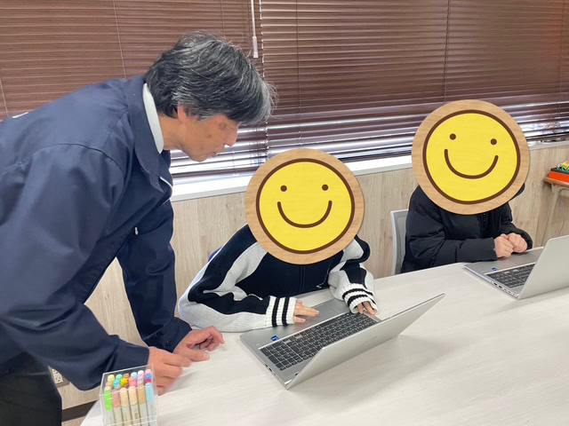 静岡にあるフリースクール、クラーク国際中等部静岡キャンパスのPC練習