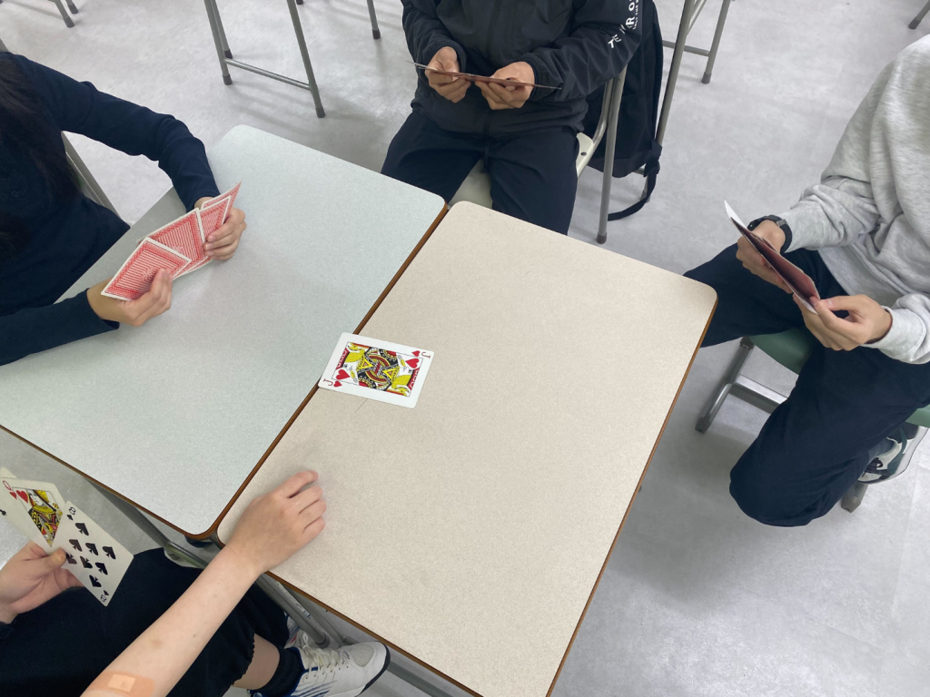 総合ってどんな授業？　王道トランプゲームをみんなで遊ぼう！