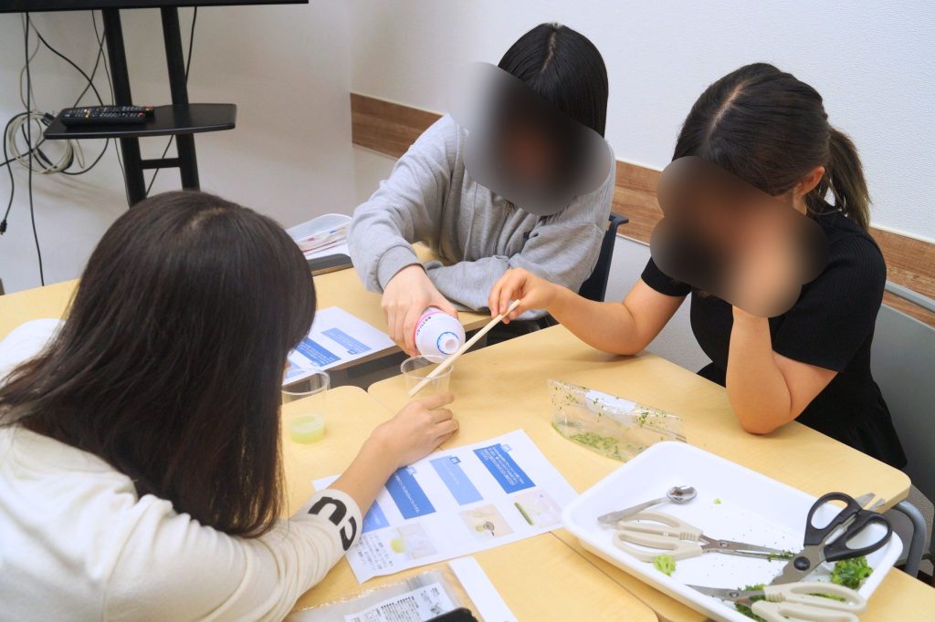 名古屋にあるフリースクール、クラーク国際中等部名古屋キャンパスの授業の様子（理科実験）