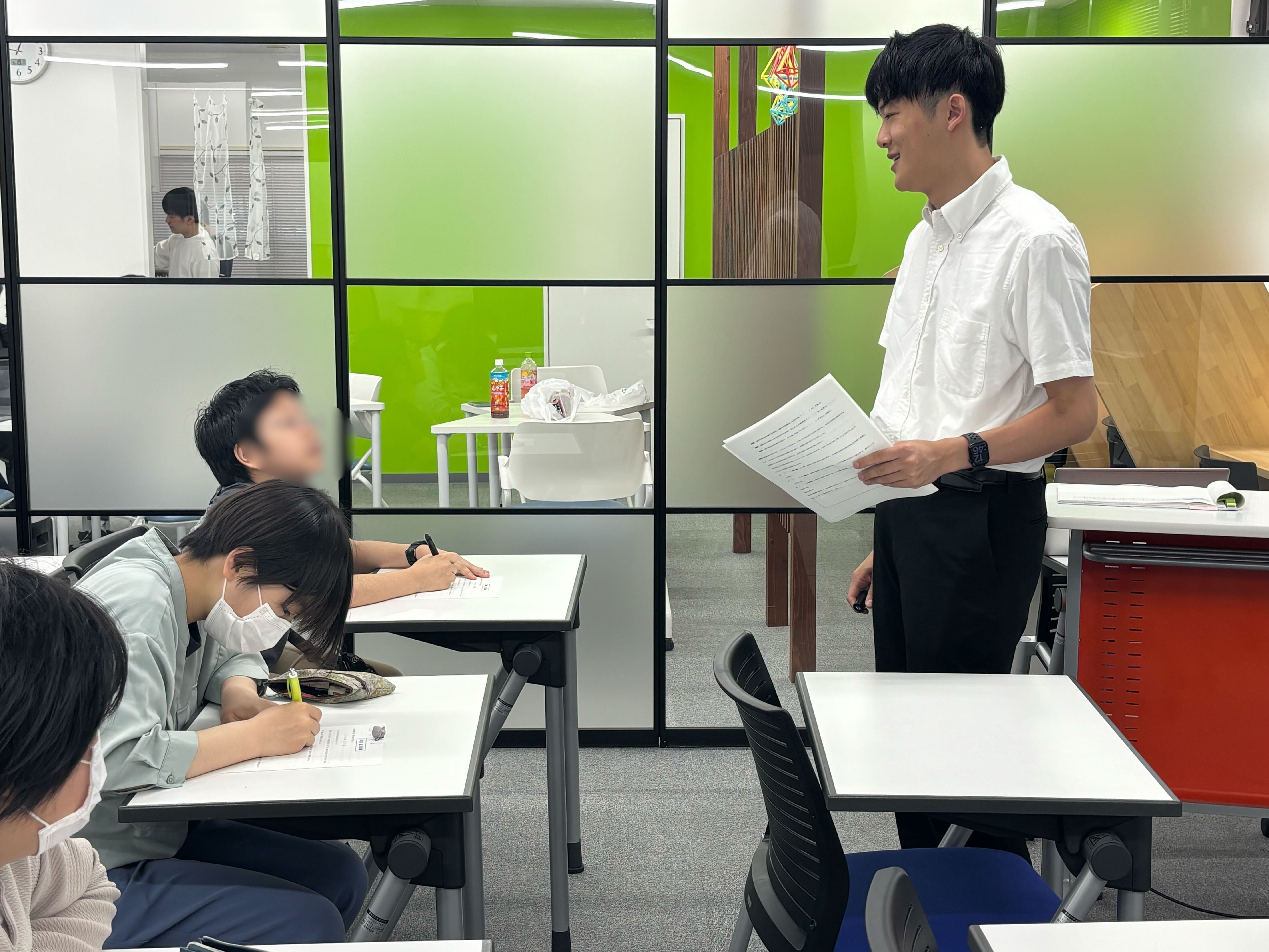埼玉県所沢市にあるフリースクール、クラーク国際中等部所沢キャンパスで行った社会の授業の様子