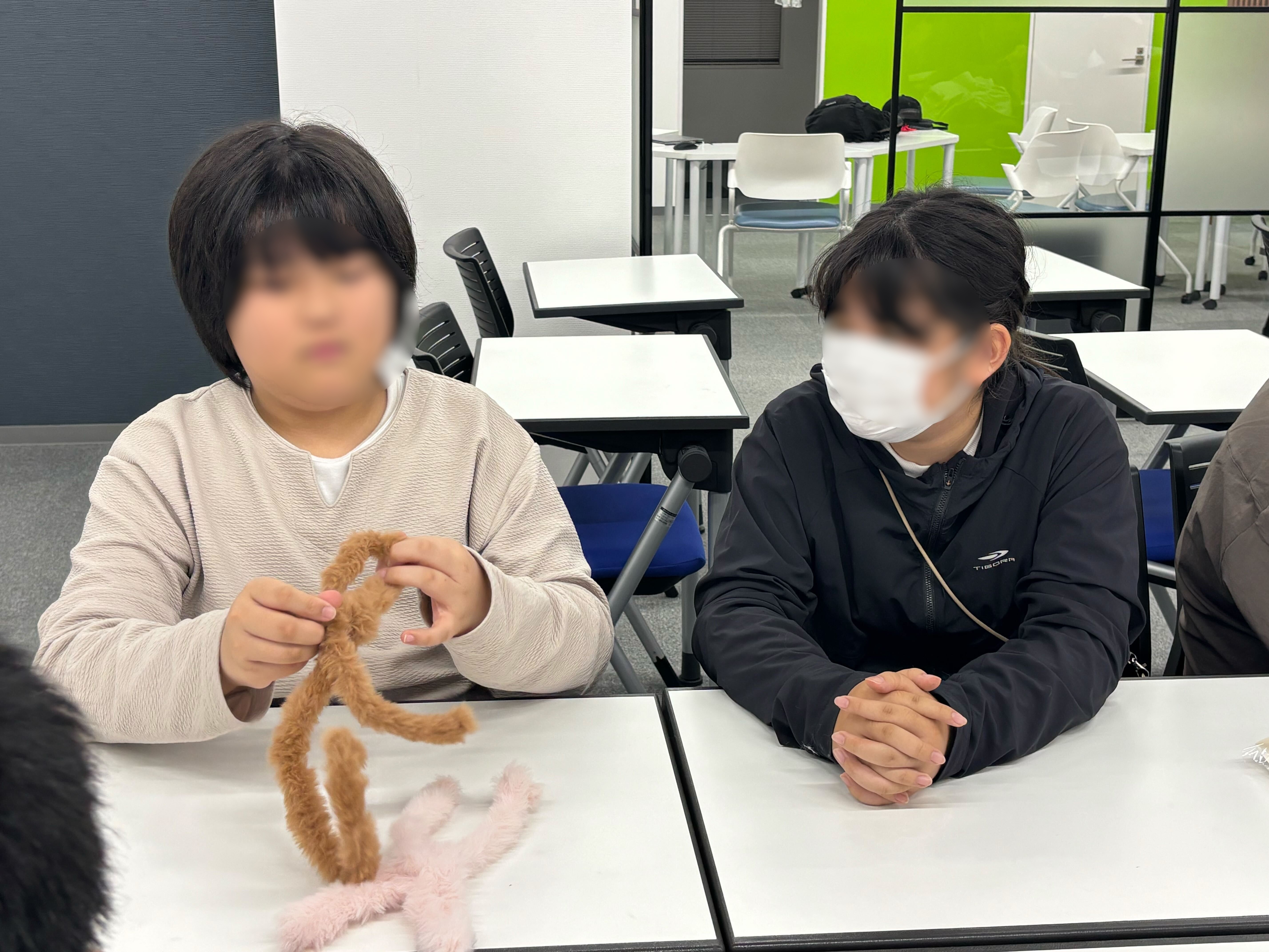 埼玉県所沢市にあるフリースクール、クラーク国際中等部所沢キャンパスで行ったモールドール作りの様子