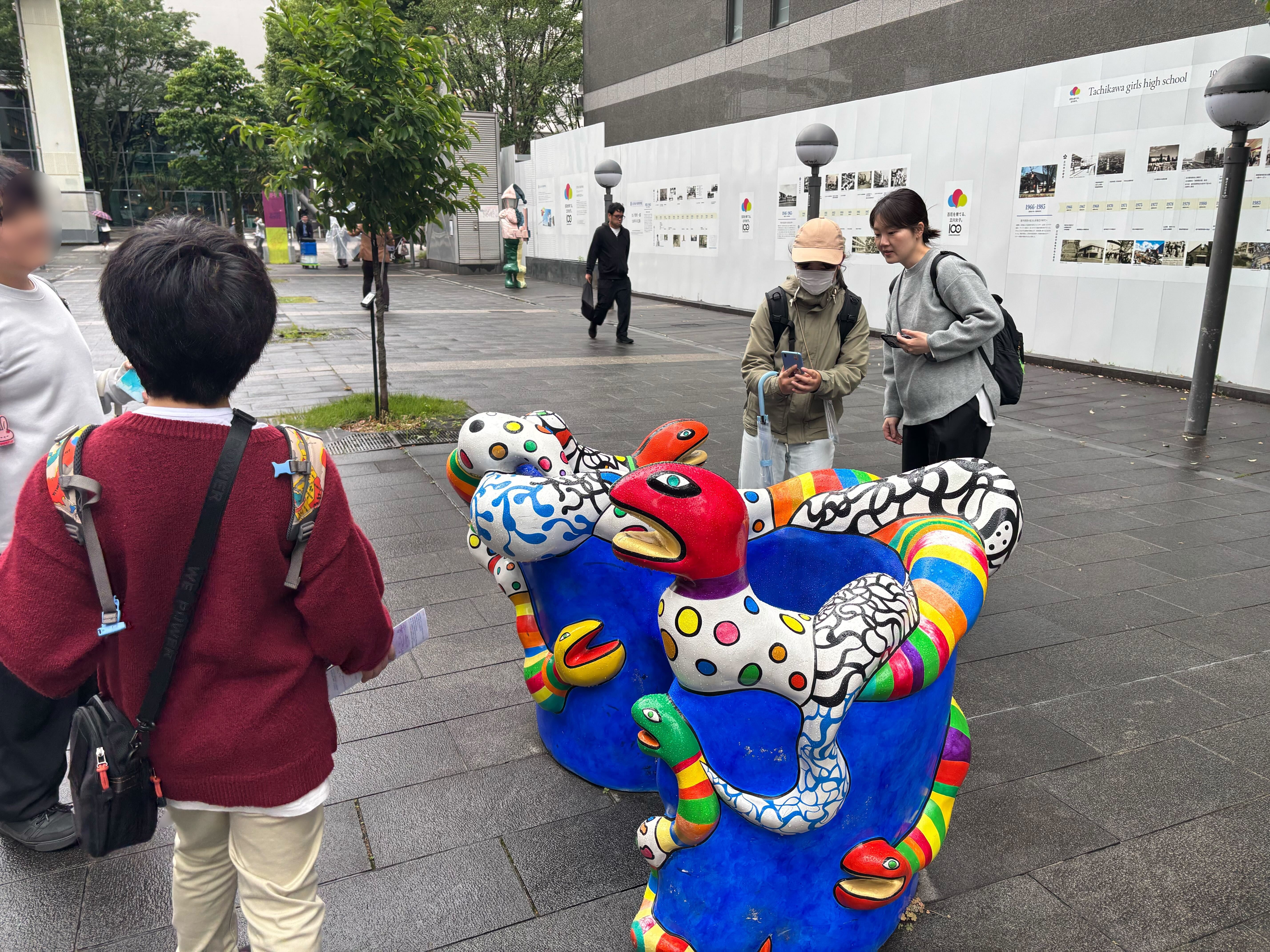 埼玉県所沢市にあるフリースクール、クラーク国際中等部所沢キャンパスで行った課外活動で、立川市のアート作品を撮影する様子