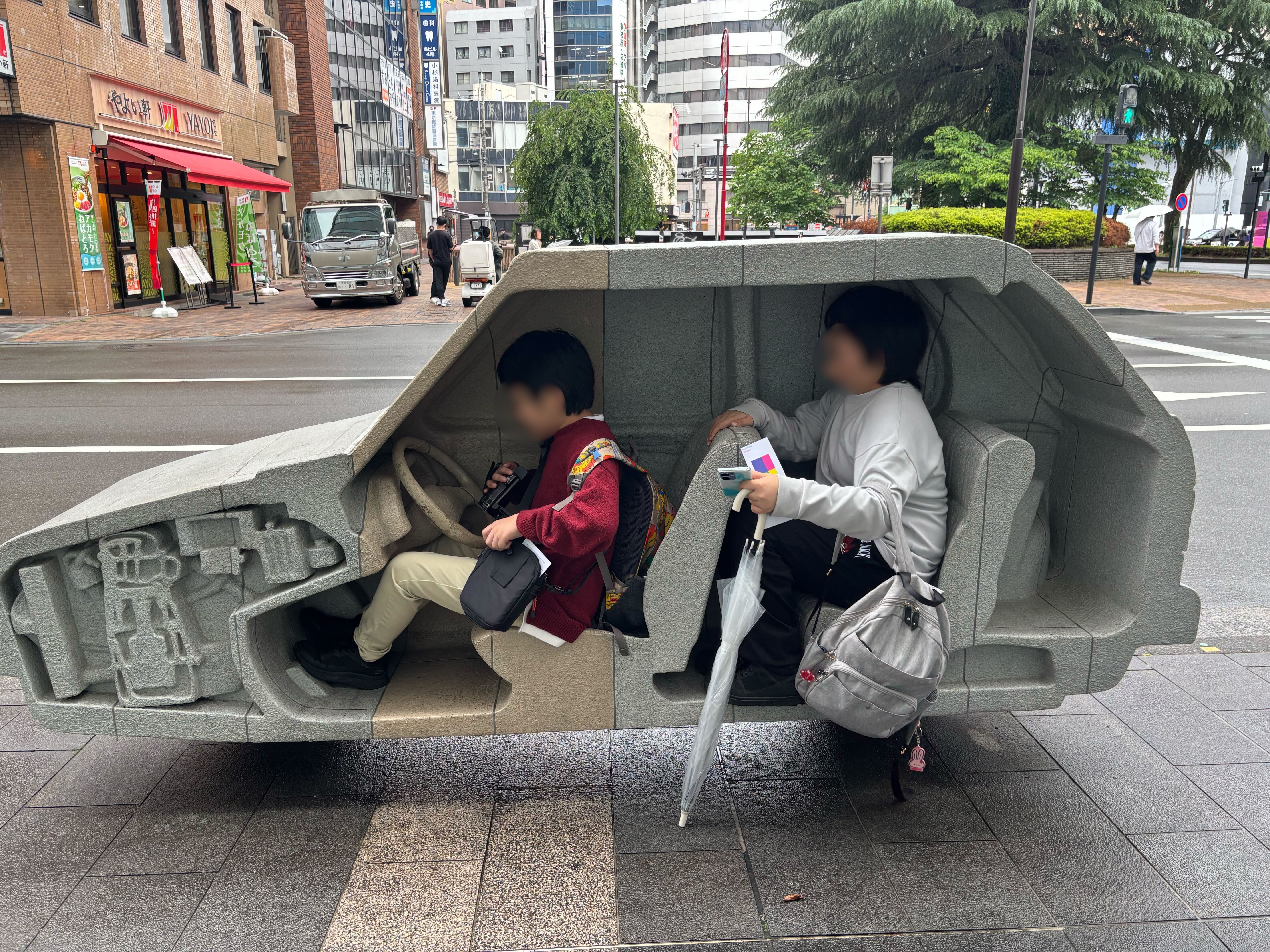埼玉県所沢市にあるフリースクール、クラーク国際中等部所沢キャンパスで行った課外活動で、立川市のアート作品を撮影する様子