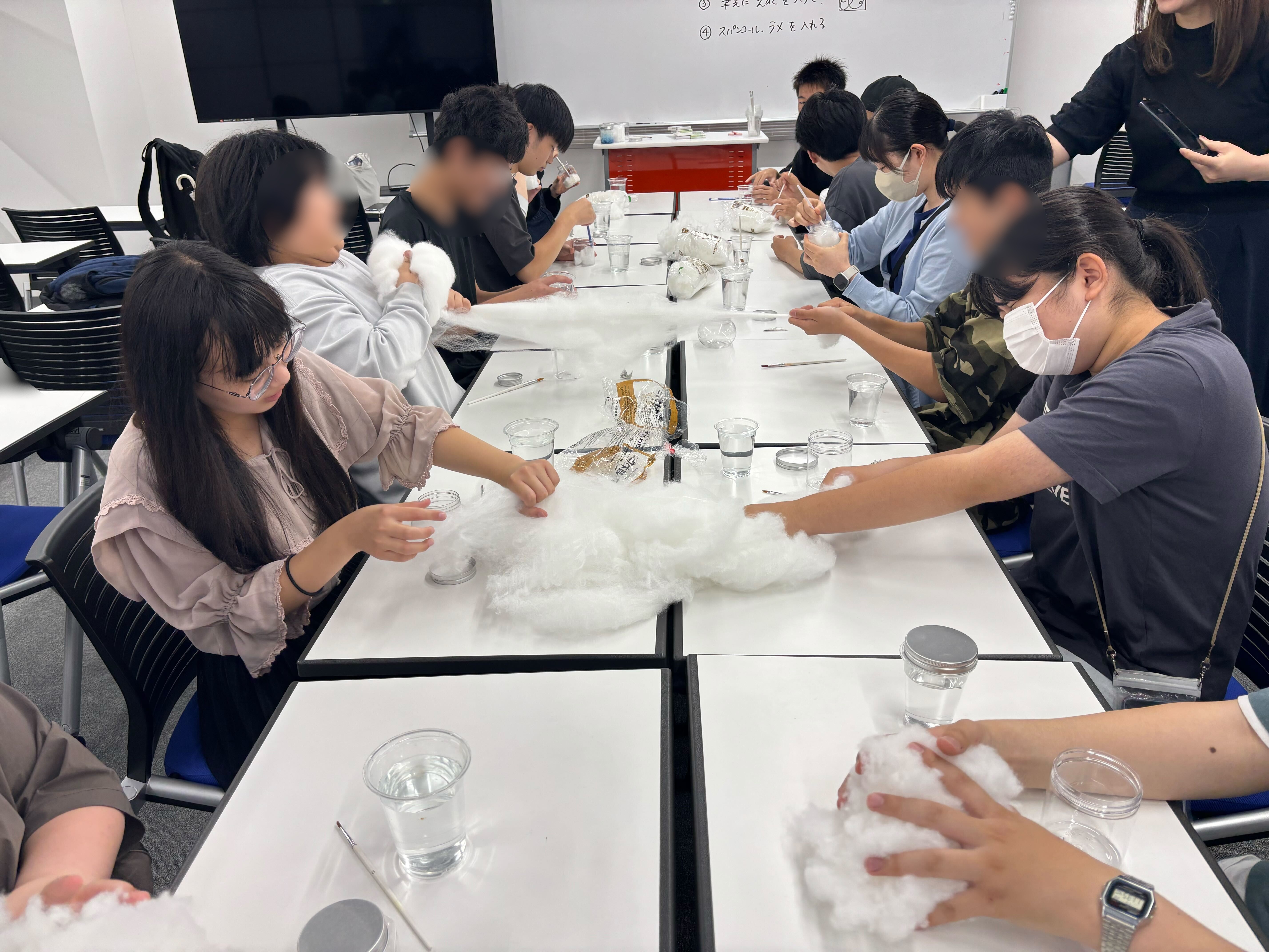 埼玉県所沢市にあるフリースクール、クラーク国際中等部所沢キャンパスで行ったクラフト授業の様子。ギャラクシーボトル作り。