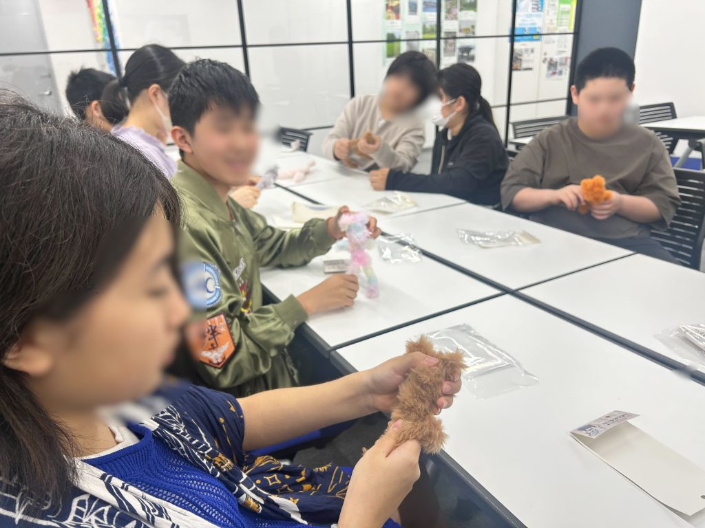 埼玉県所沢市にあるフリースクール、クラーク国際中等部所沢キャンパスで行ったモールドール作りの様子