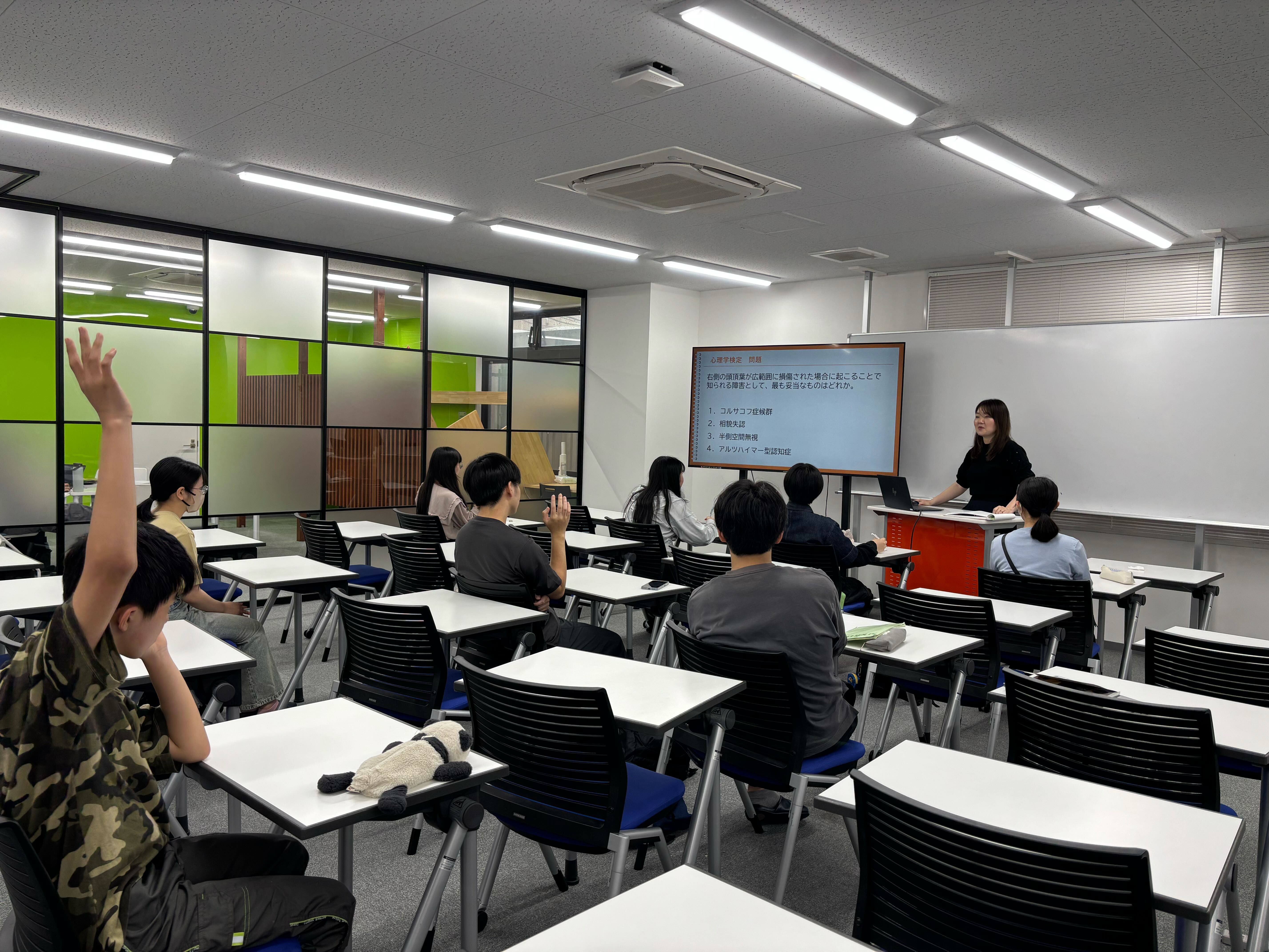 埼玉県所沢市にあるフリースクール、クラーク国際中等部所沢キャンパスで行われた心理学の授業の様子