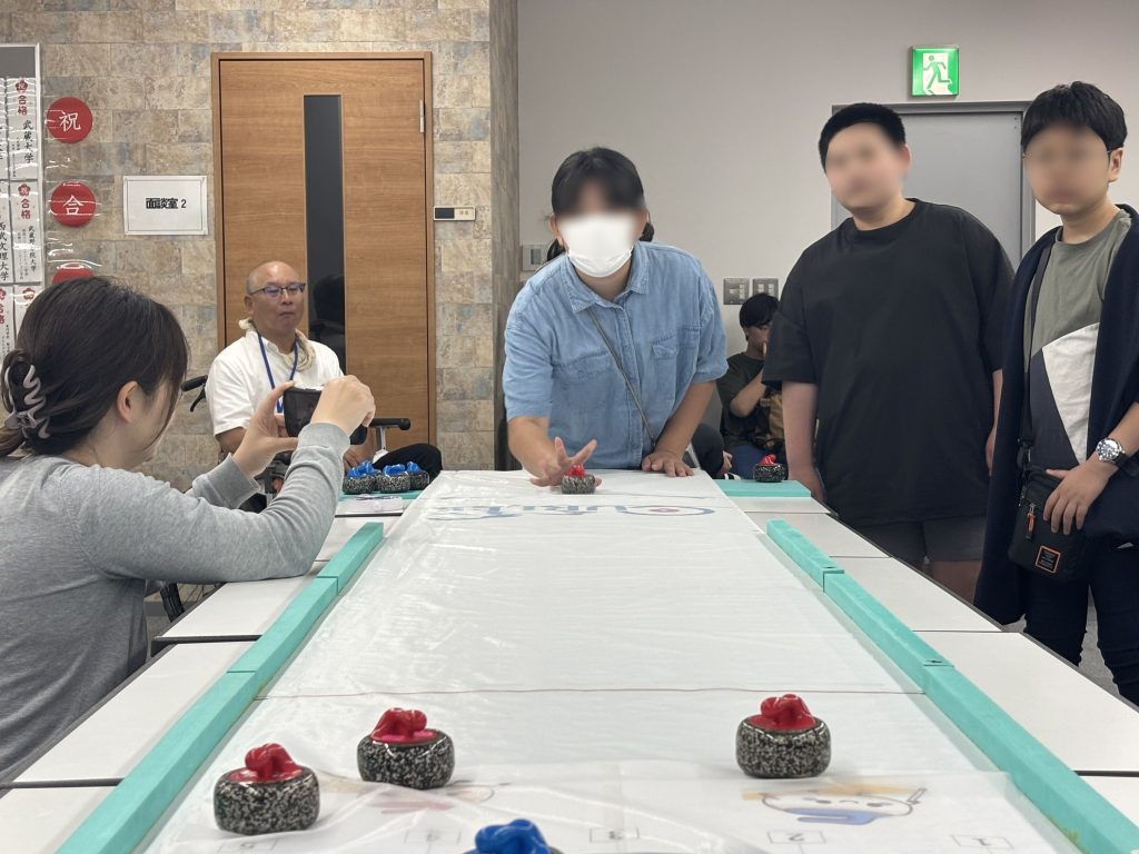 埼玉県所沢市にあるフリースクール、クラーク国際中等部所沢キャンパスで行ったカーレット体験の様子