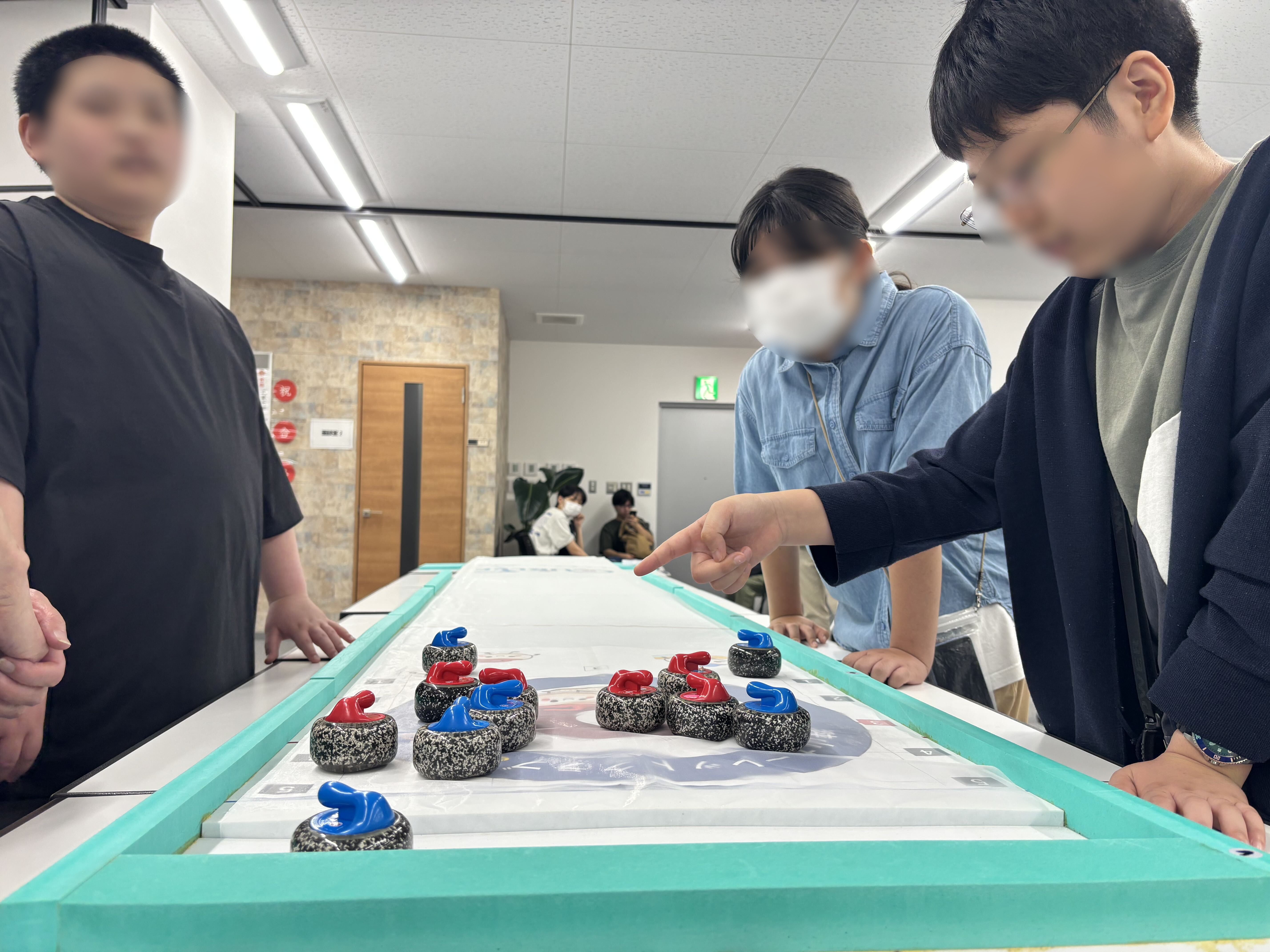 埼玉県所沢市にあるフリースクール、クラーク国際中等部所沢キャンパスで行ったカーレット体験の様子