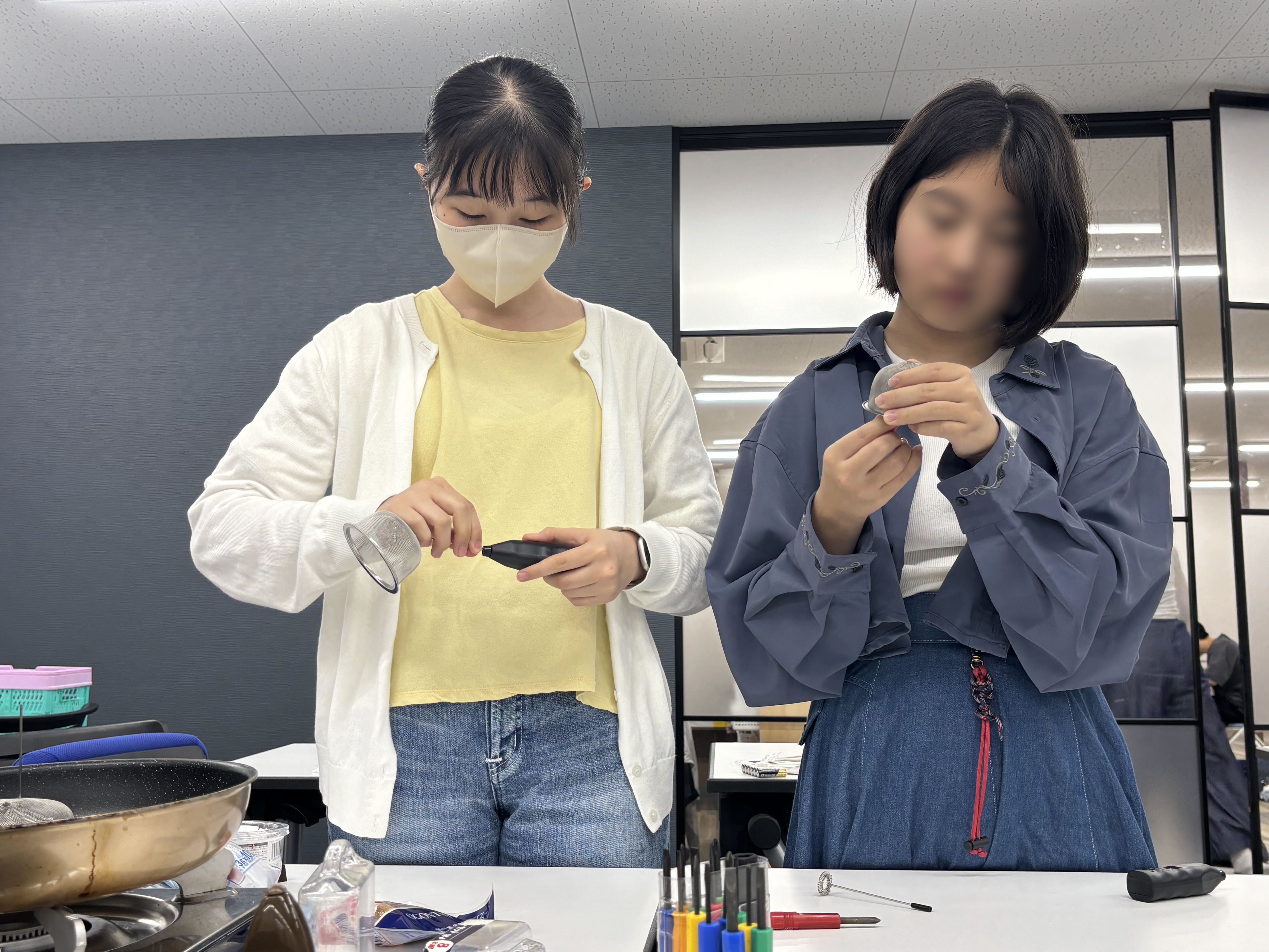 埼玉県所沢市にあるフリースクール、クラーク国際中等部所沢キャンパスで行った理科実験（わたあめ作り）の様子