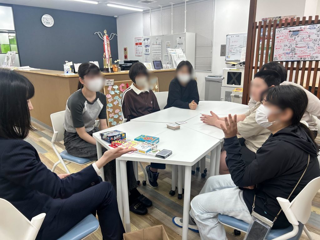 埼玉県所沢市にあるフリースクール、クラーク国際中等部所沢キャンパスでのフリータイムの様子