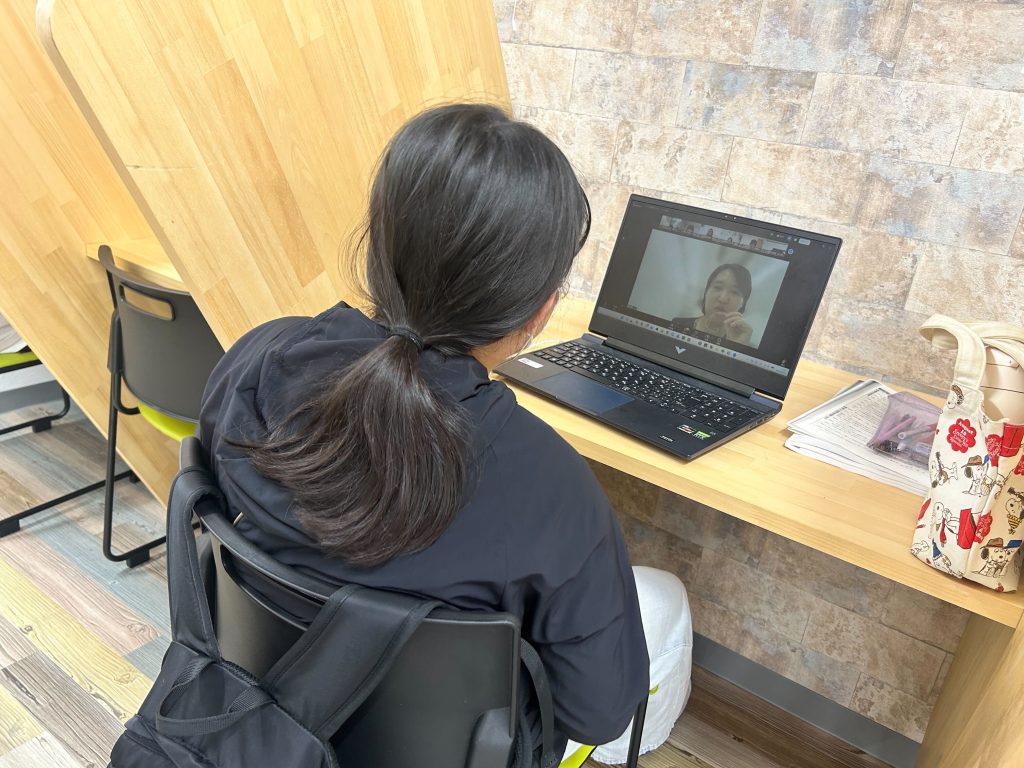 埼玉県所沢市にあるフリースクール、クラーク国際中等部所沢キャンパスでの自律学習の様子