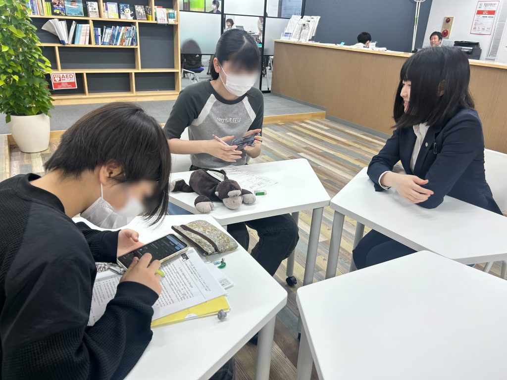 埼玉県所沢市にあるフリースクール、クラーク国際中等部所沢キャンパスでの自律学習の様子
