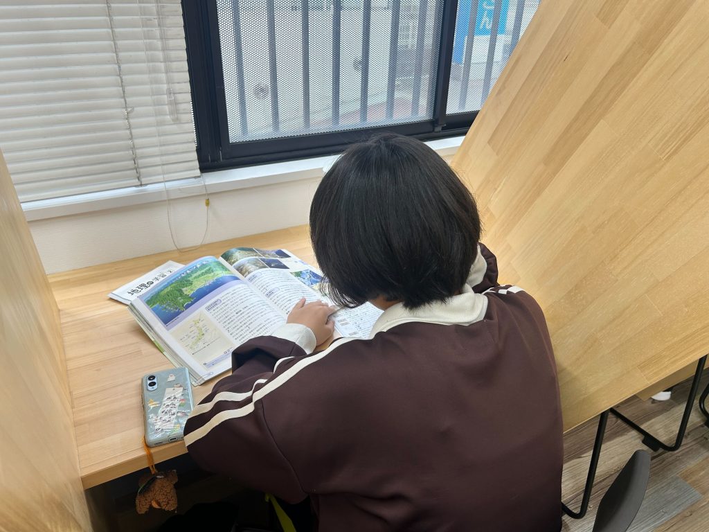 埼玉県所沢市にあるフリースクール、クラーク国際中等部所沢キャンパスでの自律学習の様子