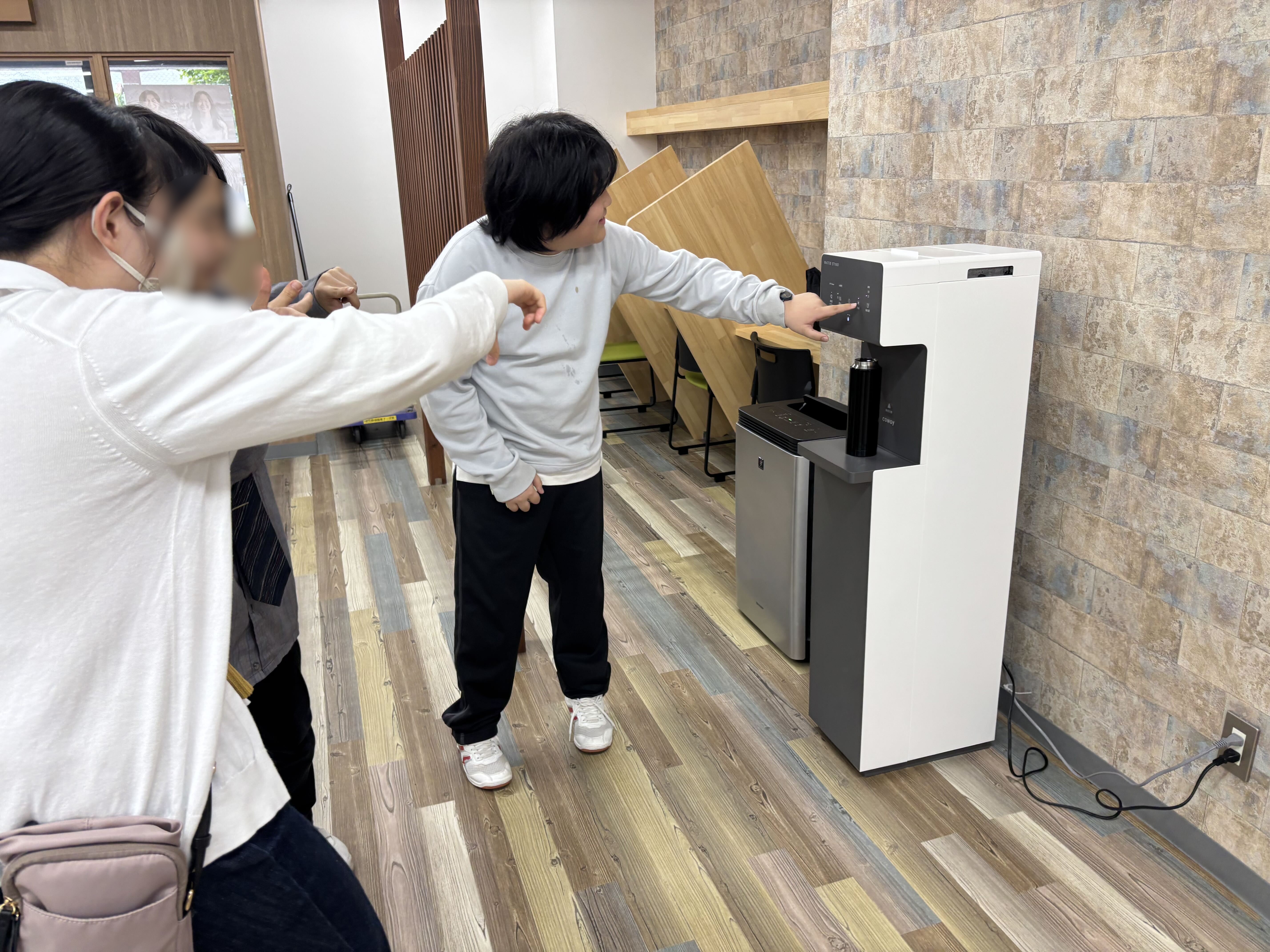 埼玉県所沢市にあるフリースクール、クラーク国際中等部所沢キャンパスにウォーターサーバーが導入されたときの生徒たちの様子