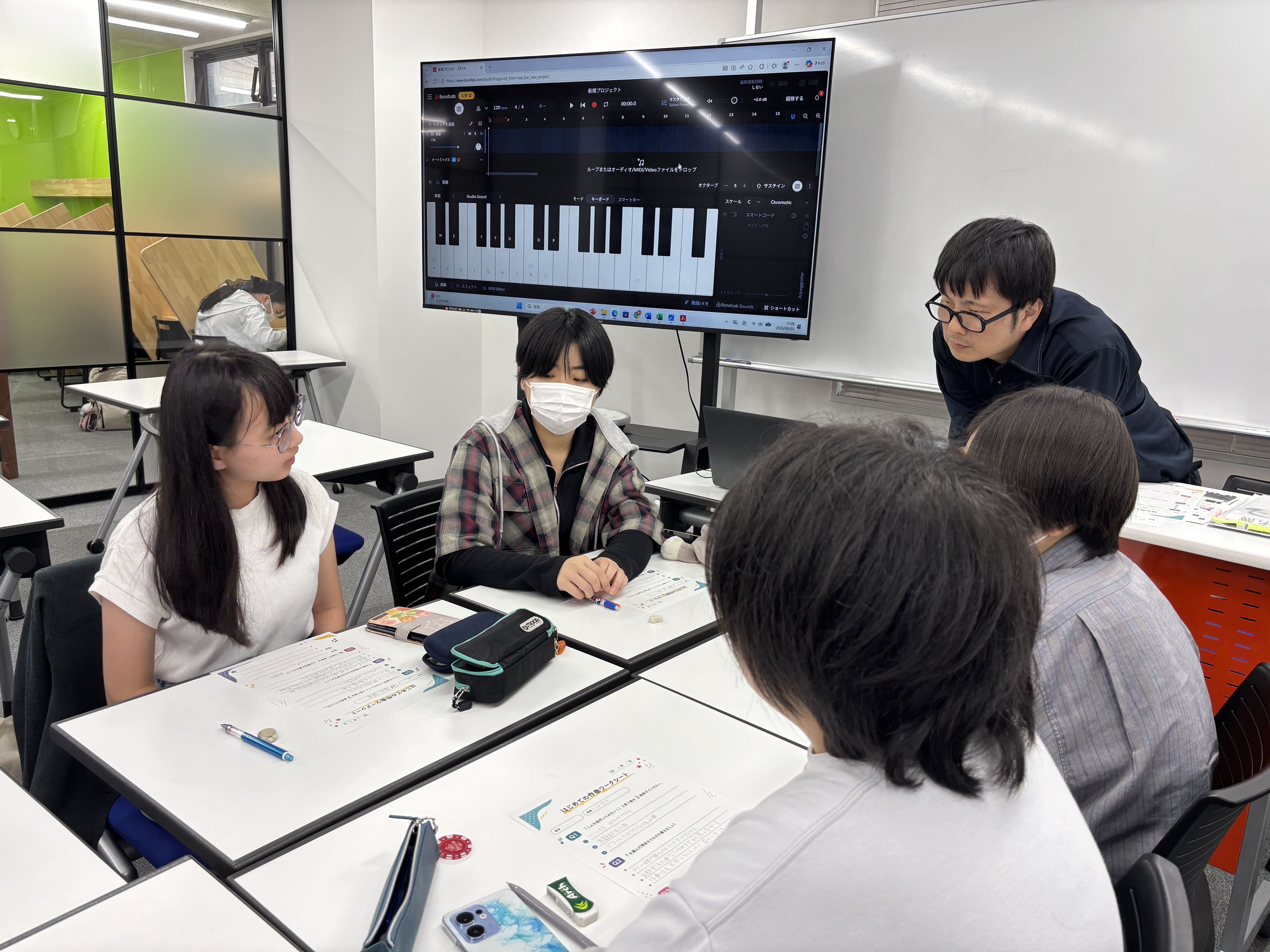 埼玉県所沢市にあるフリースクール、クラーク国際中等部所沢キャンパスで行った楽曲制作授業の様子