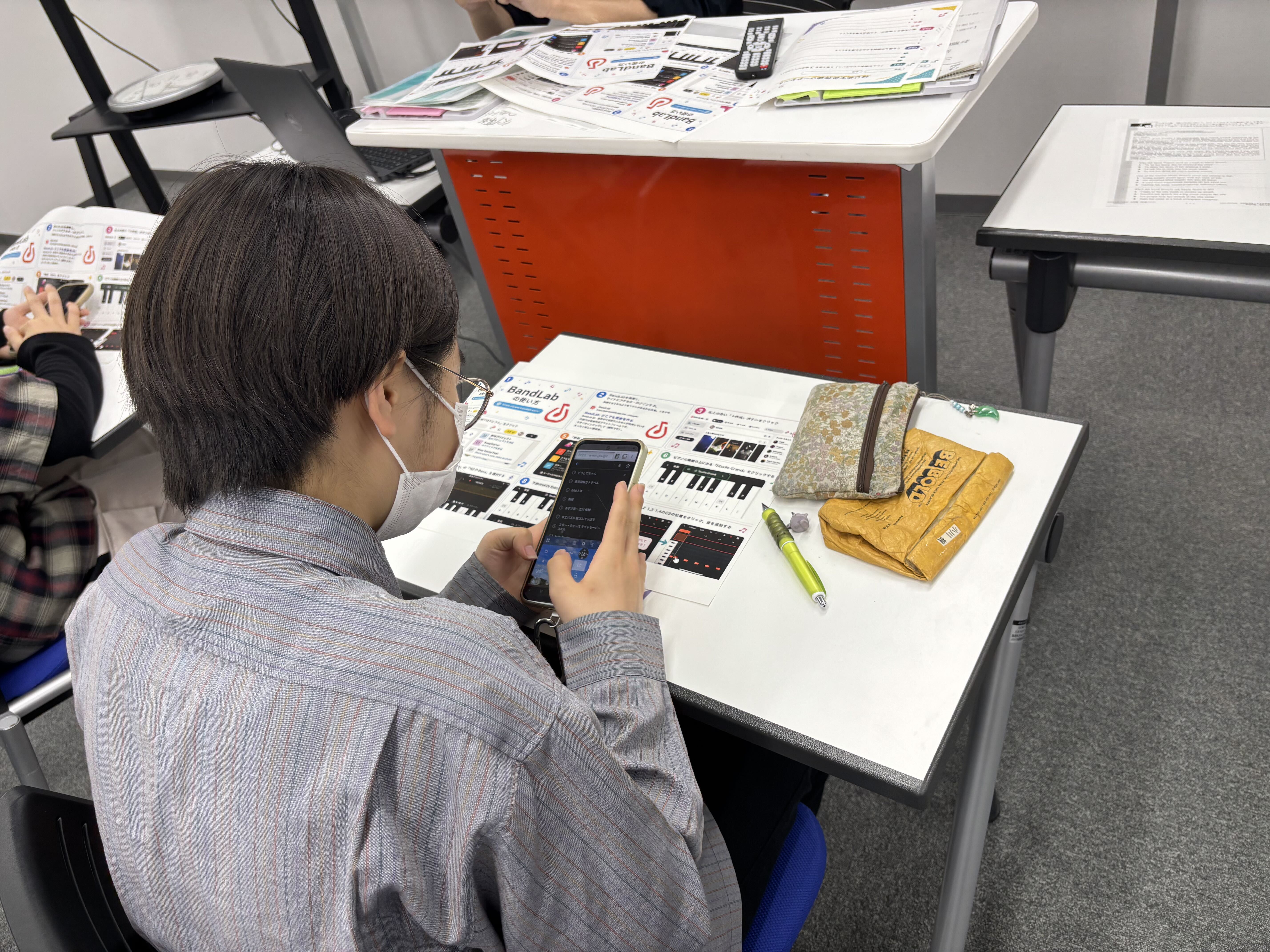 埼玉県所沢市にあるフリースクール、クラーク国際中等部所沢キャンパスで行った楽曲制作授業の様子