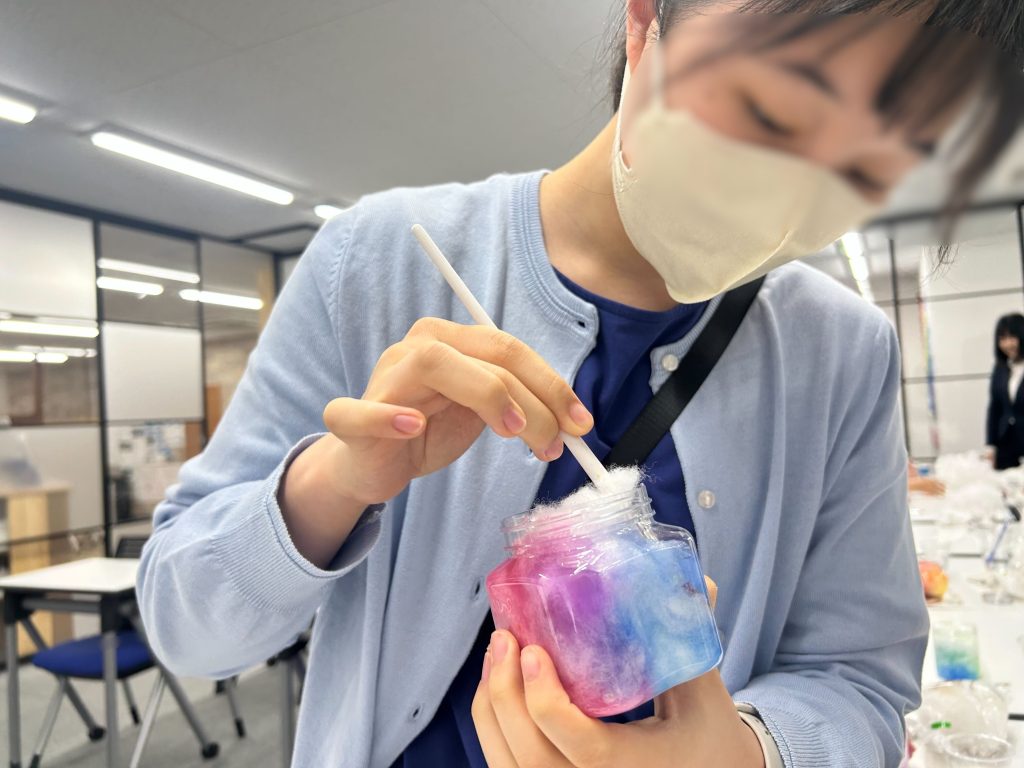 埼玉県所沢市にあるフリースクール、クラーク国際中等部所沢キャンパスで行ったクラフト授業の様子。ギャラクシーボトル作り。