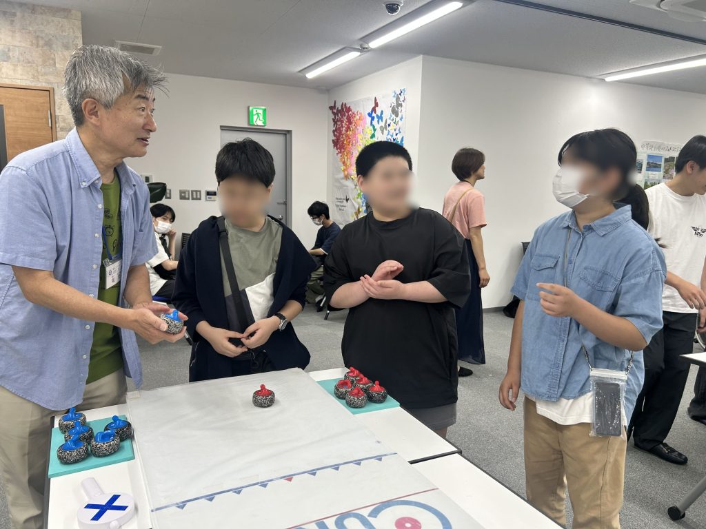 埼玉県所沢市にあるフリースクール、クラーク国際中等部所沢キャンパスで行ったカーレット体験の様子