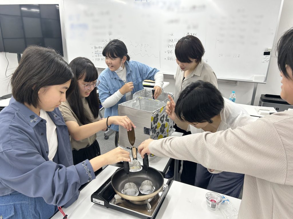 埼玉県所沢市にあるフリースクール、クラーク国際中等部所沢キャンパスで行った理科実験（わたあめ作り）の様子