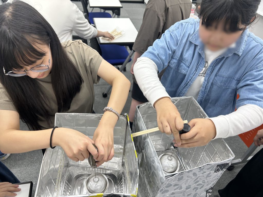 埼玉県所沢市にあるフリースクール、クラーク国際中等部所沢キャンパスで行った理科実験（わたあめ作り）の様子