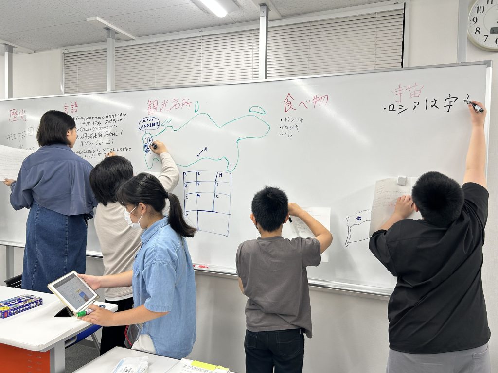 埼玉県所沢市にあるフリースクール、クラーク国際中等部所沢キャンパスで行った世界の国々についての調べ学習の様子