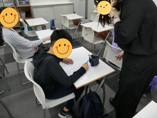 兵庫県にあるフリースクール、クラーク国際中等部芦屋キャンパスの数学の授業の様子