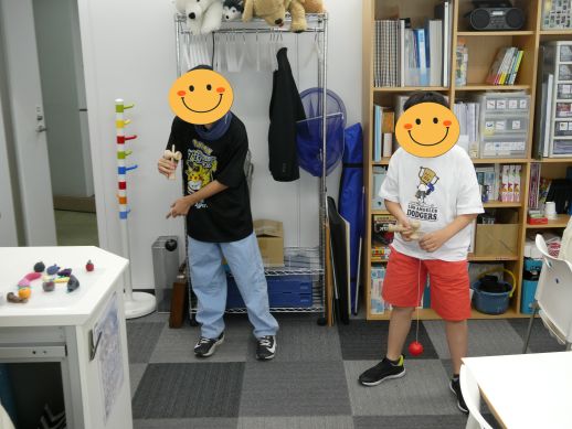 兵庫県にあるフリースクール、クラーク国際中等部芦屋キャンパスの探究の授業の様子