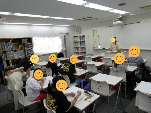 兵庫県にあるフリースクール、クラーク国際中等部芦屋キャンパスの漢字検定の授業の様子