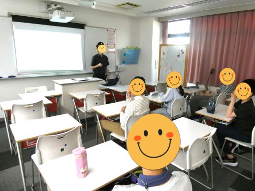 兵庫県にあるフリースクール、クラーク国際中等部芦屋キャンパスの探究の授業の様子
