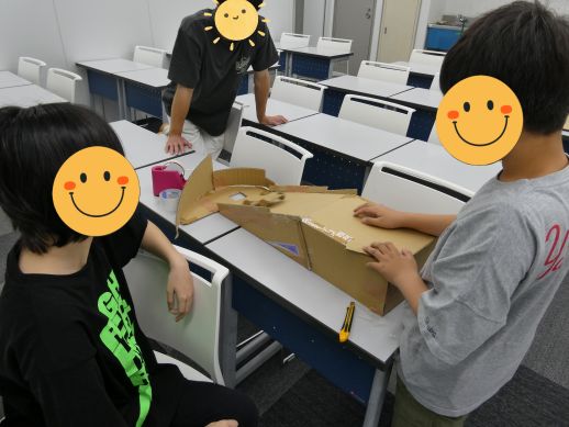 兵庫県にあるフリースクール、クラーク国際中等部芦屋キャンパスの美術の授業の様子