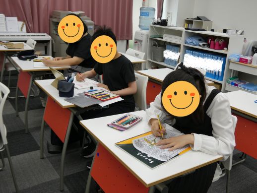 兵庫県にあるフリースクール、クラーク国際中等部芦屋キャンパスの美術の授業の様子