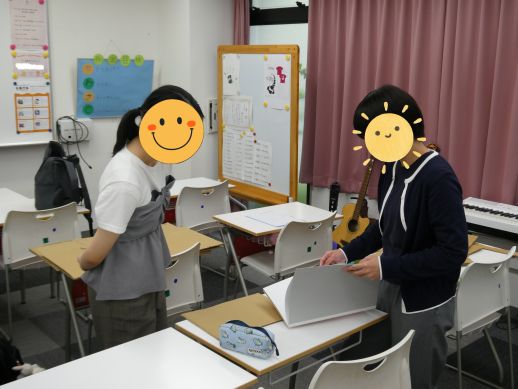 兵庫県にあるフリースクール、クラーク国際中等部芦屋キャンパスのHRの授業の様子