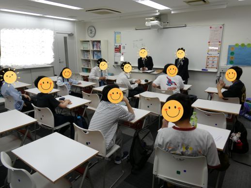 兵庫県にあるフリースクール、クラーク国際中等部芦屋キャンパスのピア実習の授業の様子