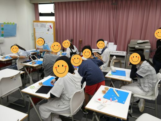 兵庫県にあるフリースクール、クラーク国際中等部芦屋キャンパスのピアの授業の様子