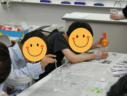兵庫県にあるフリースクール、クラーク国際中等部芦屋キャンパスの理科の授業の様子