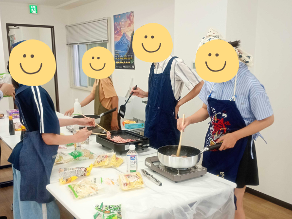 大阪にあるフリースクール、クラーク国際中等部大阪天王寺キャンパス、焼きそば、文化祭、シュミレーション、